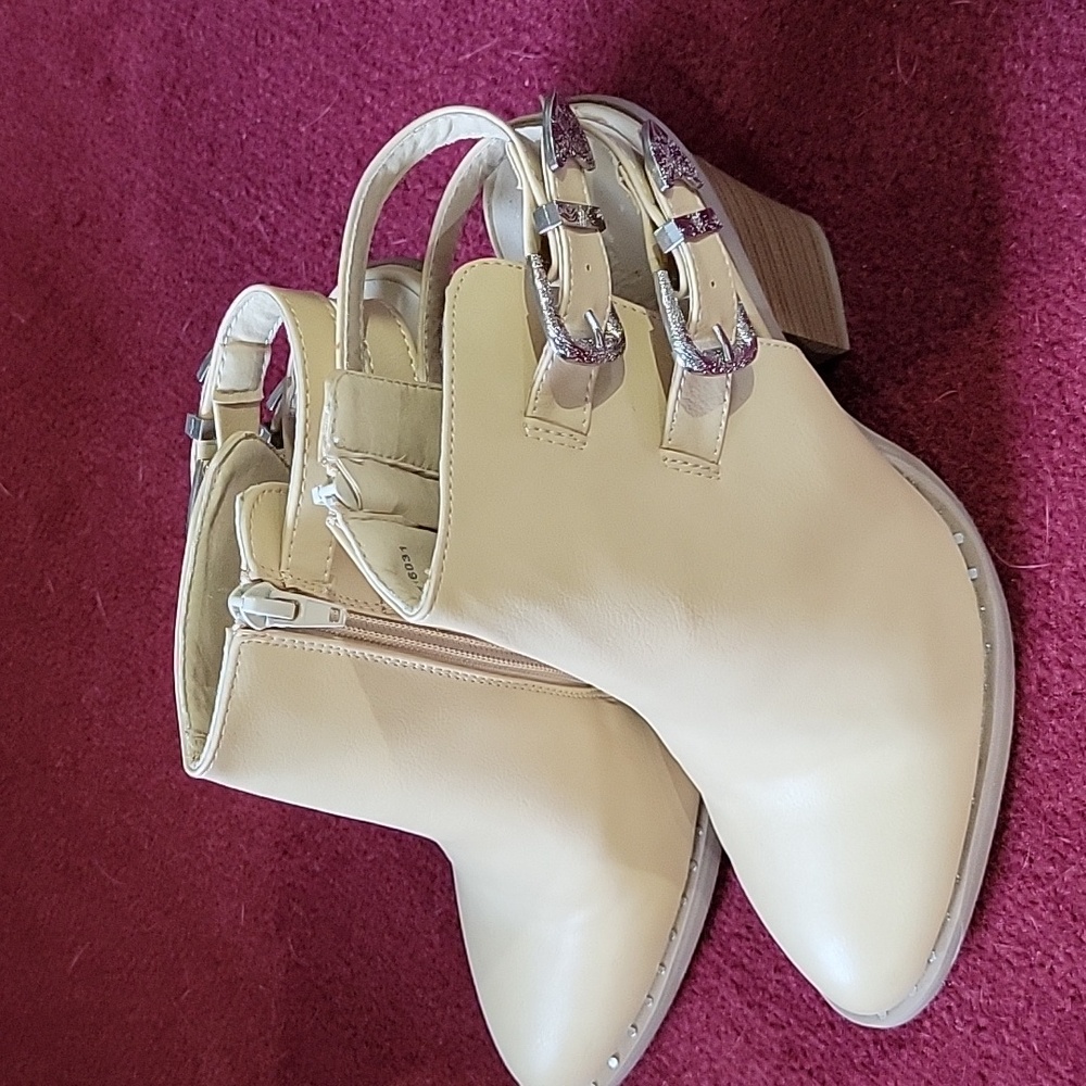 Cream color ankle boots with chunky heel size 9 leather